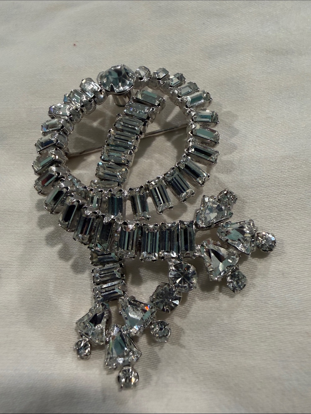 Vintage Rhinestone Ribbon Brooch in Clear Silver Tone